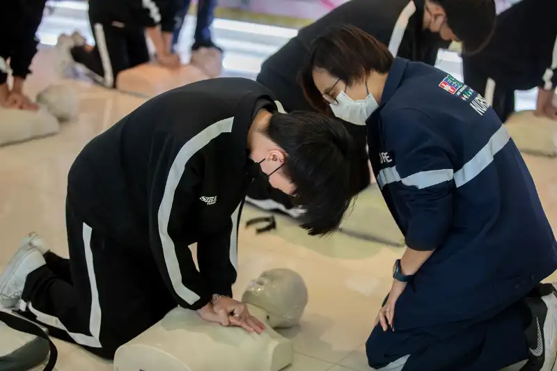  รพ.กรุงเทพ อบรม CPR ช่วยชีวิตขั้นพื้นฐานปฐมพยาบาลเบื้องต้น ให้กับ SIBA College เสริมทักษะการช่วยชีวิต