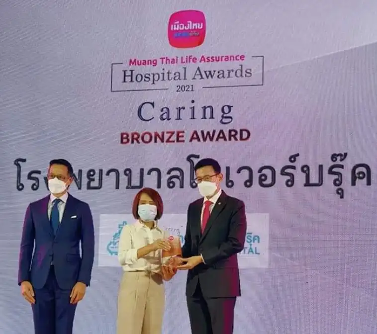 รพ.โอเวอร์บรุ๊ค ได้รับรางวัล Bronze Award ด้านการดูแลใส่ใจที่เป็นเลิศ Caring Award ประกาศผลรางวัลเกียรติยศ Muang Thai Life Assurance Hospital Awards 2021 ครั้งที่ 6