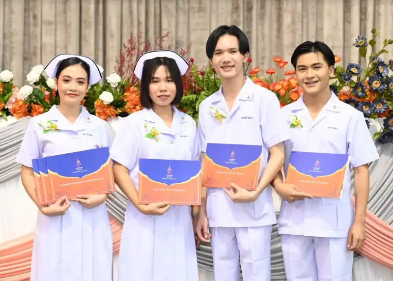 พยาบาลศาสตรบัณทิต 4 ท่านที่ได้รับเกียรติบัตรรางวัล WISH AWARD พิธีประกาศสำเร็จการศึกษา บัณฑิตพยาบาลศาสตร์ ราชวิทยาลัยจุฬาภรณ์ รุ่นที่ 3