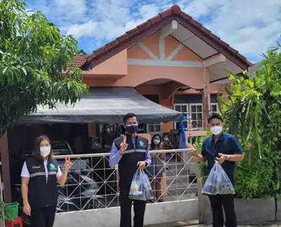 ทีมแพทย์แผนไทยใจอาสา ลุยแจกน้ำสมุนไพร (น้ำตรีผลา-น้ำกระชาย) ผู้ป่วยโควิดสีเขียวที่กักตัวที่บ้าน พื้นที่นนทบุรี HealthServ.net