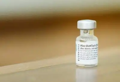 FDA สหรัฐอนุมัติวัคซีนโควิดของไฟเซอร์เพื่อใช้ในสภาวะปกติแล้ว HealthServ.net