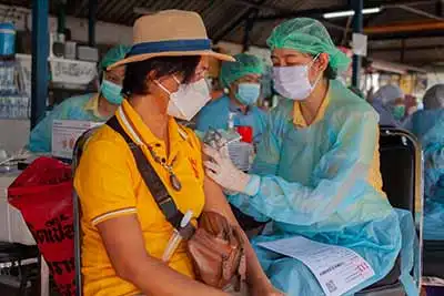 สภากาชาดไทย ให้บริการฉีดวัคซีน ซิโนฟาร์ม กลุ่มเปราะบาง เขตคันนายาว HealthServ.net