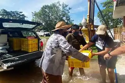 ส่งอาหารเป็นกำลังใจ ช่วยชาวกาญจนบุรีสู้ภัยน้ำท่วม ทีมซีพีเอฟ HealthServ.net