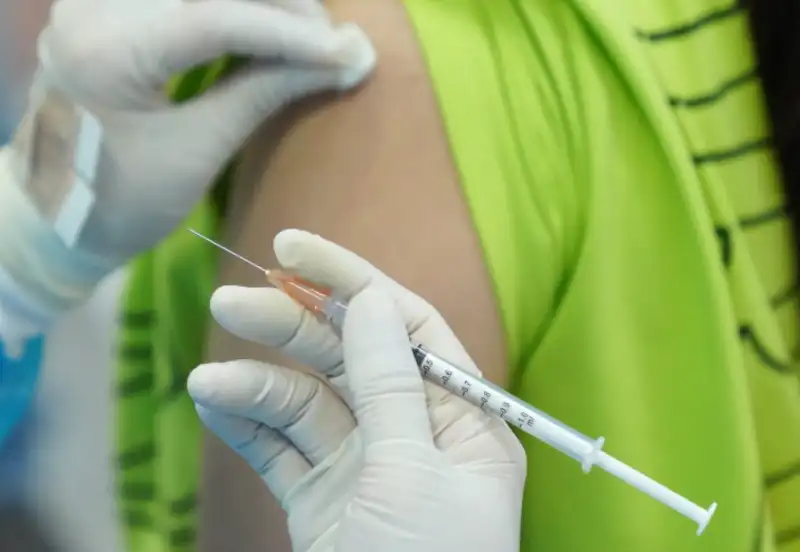 วัคซีนเข็ม 4 จำเป็นหรือไม่ และจะป้องกันโอมิครอนได้หรือไม่ HealthServ.net