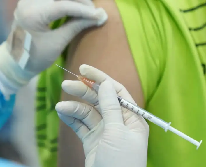 ผลศึกษายัน วัคซีนเข็มกระตุ้น กันติดโอมิครอน-กันตายได้สูง HealthServ.net