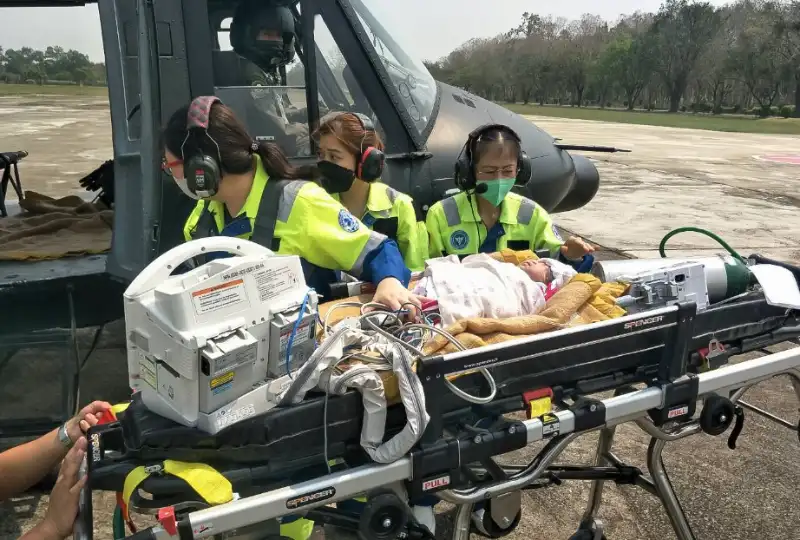 Sky Doctor นครพิงค์ บินรับเด็กชาย 1 เดือน อาการท้องแข็ง จากอมก๋อย ส่งรักษาต่อ HealthServ.net