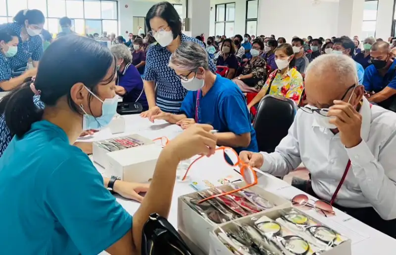 รพ.บางละมุง แจกแว่นสายตาผู้สูงอายุ 10,000 อัน หนุนนโยบาย “ปีแห่งสุขภาพสูงวัยไทย” HealthServ.net