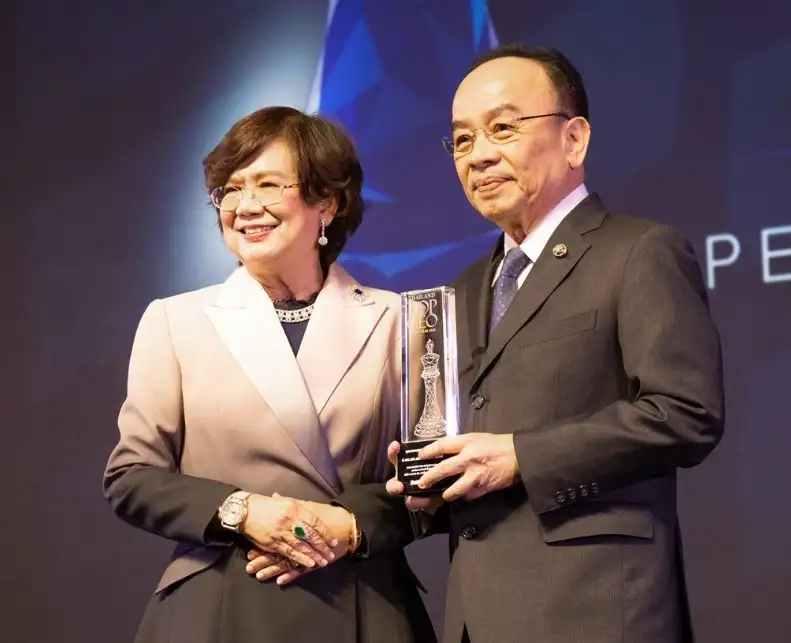 หมอเฉลิม เครือเกษมราษฎร์ รับรางวัล THAILAND TOP CEO OF THE YEAR 2023 ด้านบริการสุขภาพ HealthServ.net