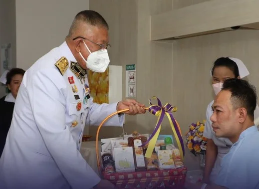 ในหลวง-ราชินี ทรงรับผู้บาดเจ็บเหตุการณ์สยามพารากอน เป็นคนไข้ในพระบรมราชานุเคราะห์ HealthServ.net