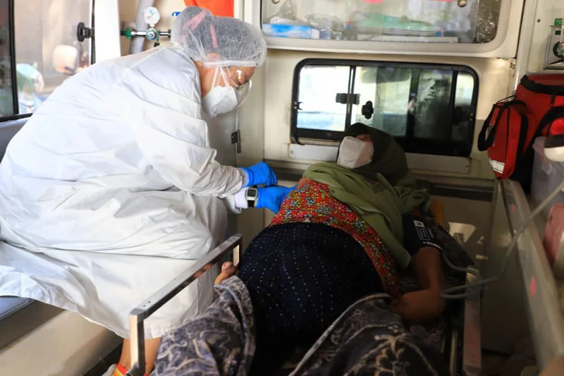 รพ.ยะลา คึกคัก ฉีดวัคซีนชิโนฟาร์มวันแม่ บริการฉีดผู้ป่วยติดเตียง-พิการ DRIVE THRU ไม่ต้องลงจากรถ HealthServ