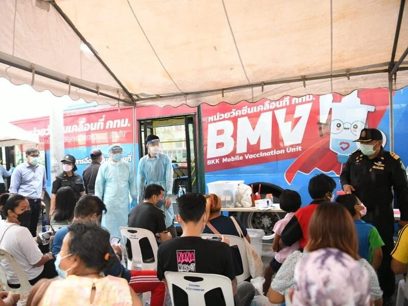 วัคซีนบัส BMV เคลื่อนที่ไปบริการฉีดให้คนไร้บ้าน 3 จุด HealthServ