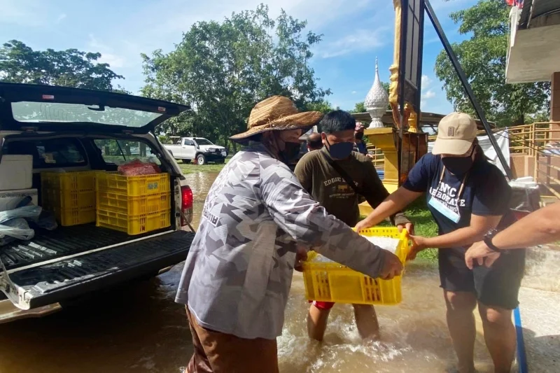 ส่งอาหารเป็นกำลังใจ ช่วยชาวกาญจนบุรีสู้ภัยน้ำท่วม ทีมซีพีเอฟ HealthServ