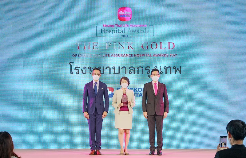 รพ.กรุงเทพ คว้า 3 รางวัลเกียรติยศสูงสุดในงาน Muang Thai Life Assurance Hospital Awards 2021 HealthServ