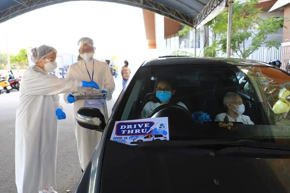 รพ.ยะลา คึกคัก ฉีดวัคซีนชิโนฟาร์มวันแม่ บริการฉีดผู้ป่วยติดเตียง-พิการ DRIVE THRU ไม่ต้องลงจากรถ HealthServ