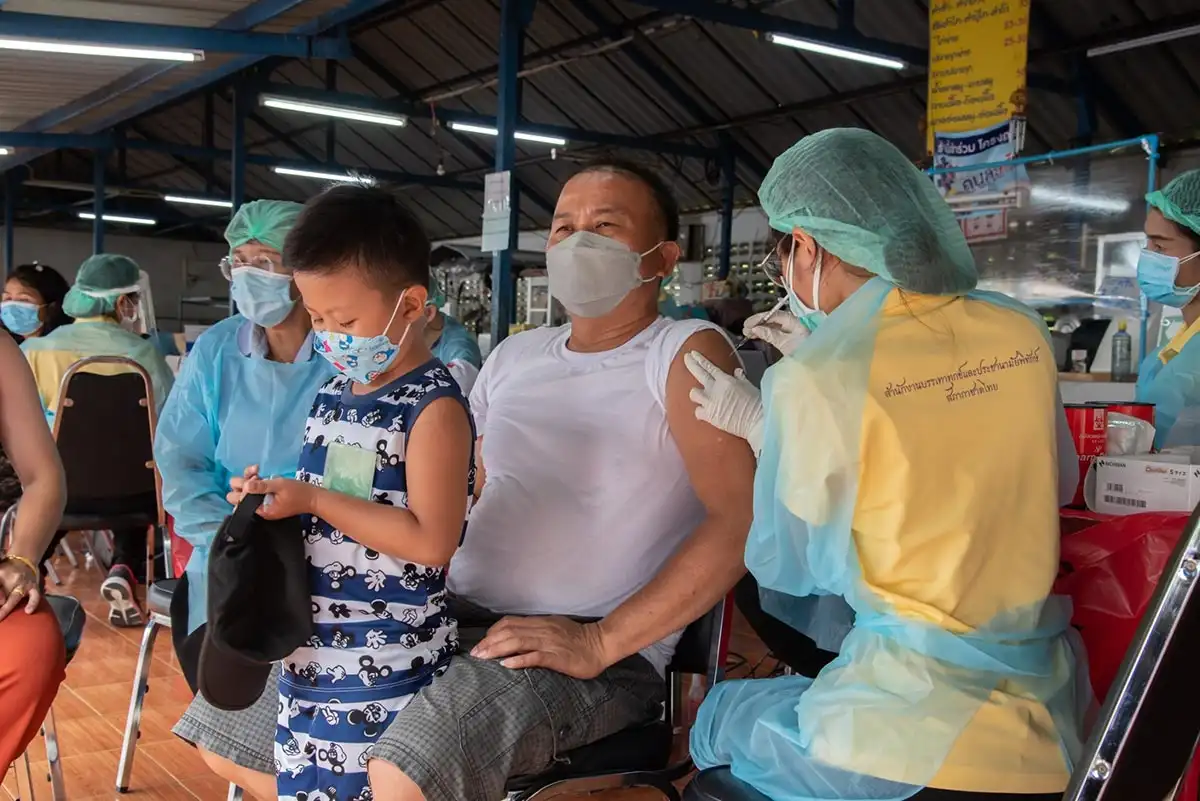 สภากาชาดไทย ให้บริการฉีดวัคซีน ซิโนฟาร์ม กลุ่มเปราะบาง เขตคันนายาว HealthServ