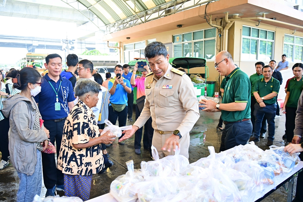 ผู้ว่าฯชัชชาติ รับมอบวัตถุดิบ CPF ส่งต่อกลุ่มเปราะบาง เนื่องในวันอาหารโลก HealthServ