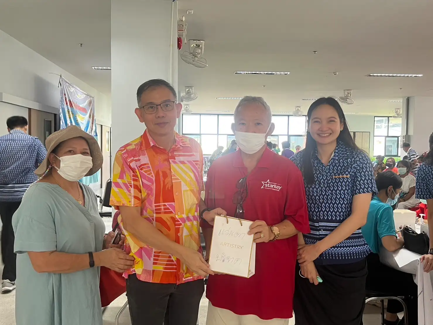 รพ.บางละมุง แจกแว่นสายตาผู้สูงอายุ 10,000 อัน หนุนนโยบาย “ปีแห่งสุขภาพสูงวัยไทย” HealthServ