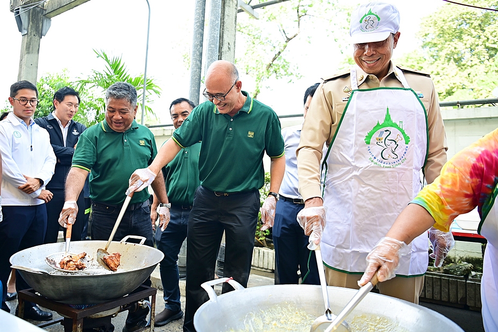 ผู้ว่าฯชัชชาติ รับมอบวัตถุดิบ CPF ส่งต่อกลุ่มเปราะบาง เนื่องในวันอาหารโลก HealthServ