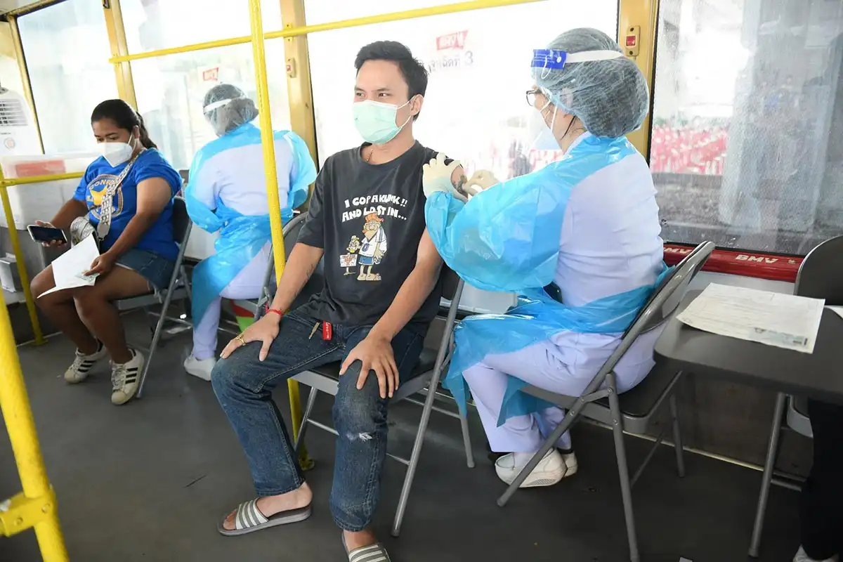 รถบัสฉีดวัคซีนของกทม. บริการฉีดประชาชนเขตบางพลัด 600 คน HealthServ