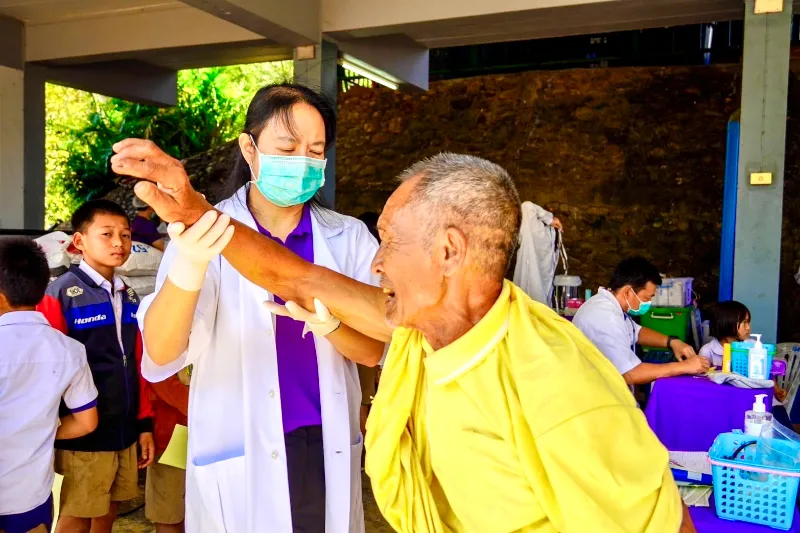 ทีมหน่วยแพทย์พระราชทานฯ ขึ้นเขาชายแดนไทย-พม่า ตรวจสุขภาพและให้บริการทันตกรรม HealthServ